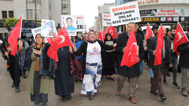 Van'daki evlat nöbetine bir aile daha katıldı