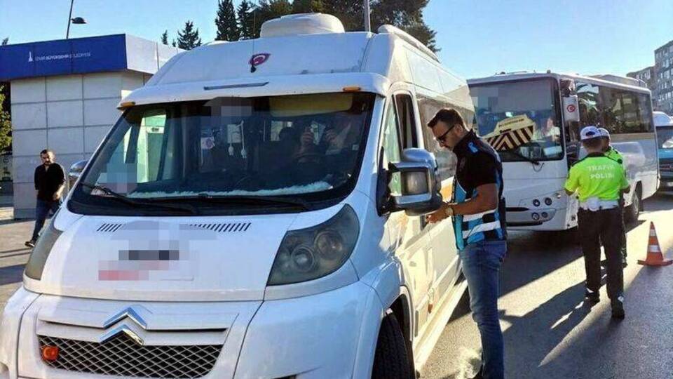 İzmir'de ikiz plaka tespit edilen 105 servise trafikten men