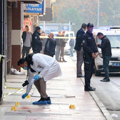 Caddede eski eşini yere yatırdı! Peş peşe tetiğe bastı!
