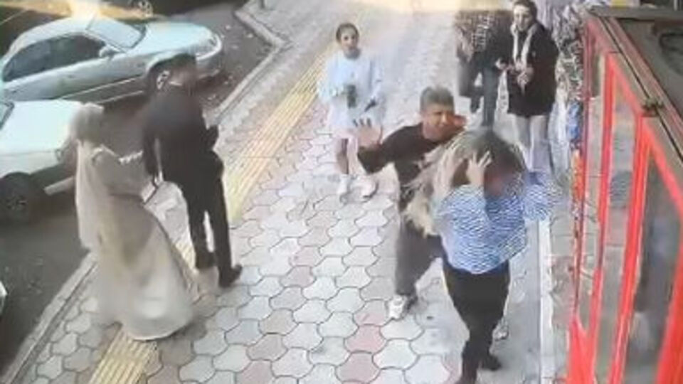 2 genç kız yolda yürüyordu! Önce taciz sonra feci darp!