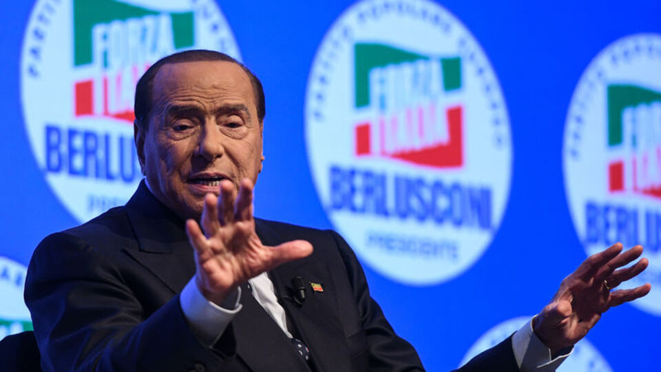 Berlusconi bir davada daha beraat etti