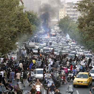İran'daki protestolar sürüyor! 2 güvenlik görevlisi öldürüldü