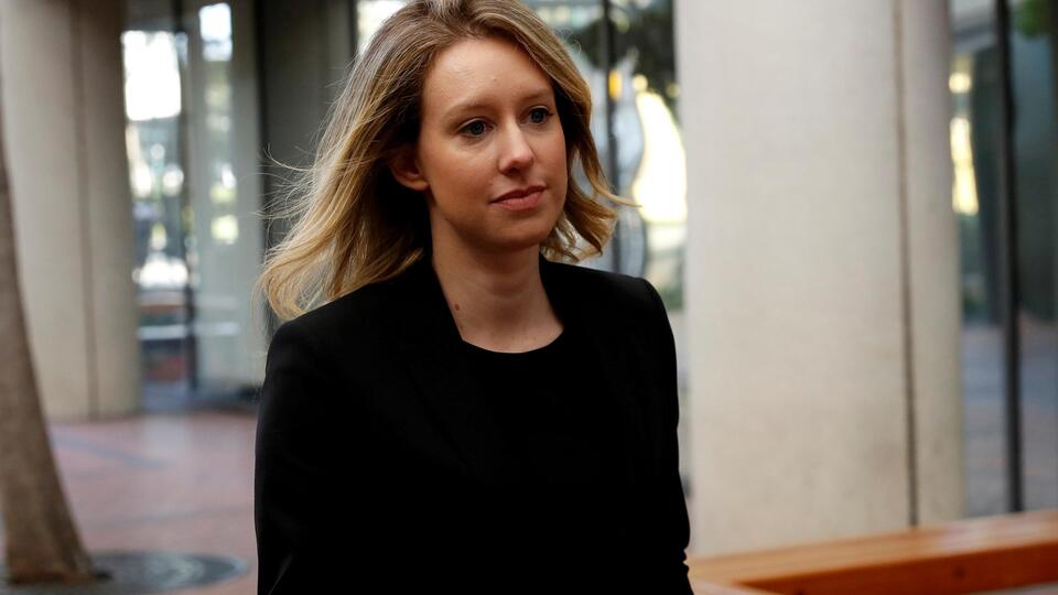 Elizabeth Holmes: Silikon Vadisi'nin gözde milyarderiydi, yargılandığı davada cezası bugün açıklanacak