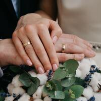 Neden evlilik yüzükleri daire şeklinde olur ve sol ele takılır?