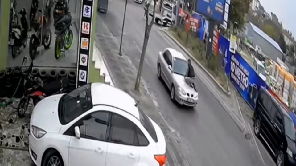 Borç verdiği kişi kaçarken aracın kaputuna çıktı!