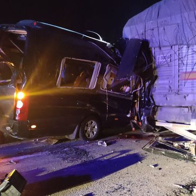 Tiyatrocuları taşıyan minibüs kamyona çarptı: 3 ölü, 8 yaralı