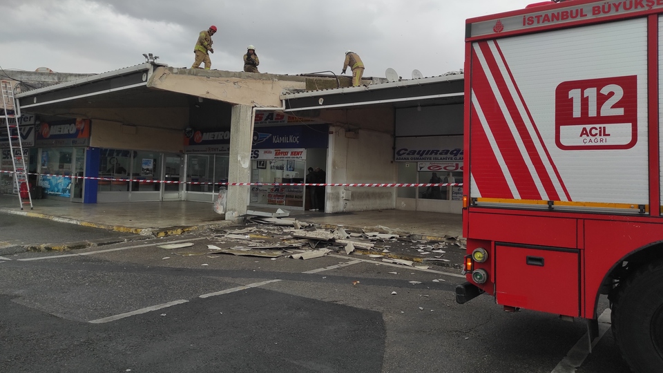 Lodos vurdu! Harem Otogarı'nda çatı uçtu