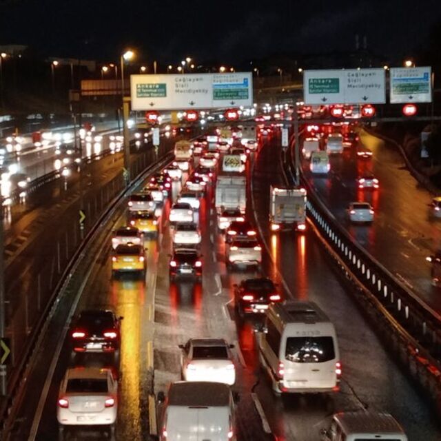 Sağanak İstanbul trafiğini felç etti!