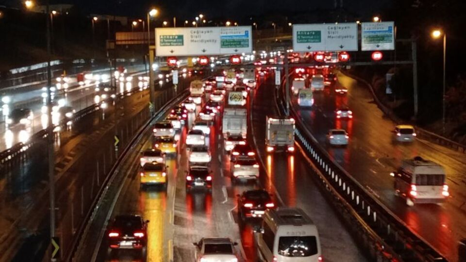 Sağanak İstanbul trafiğini felç etti!