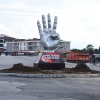 Değerli yalnızlıktan kof kalabalığa: Tutarsızlığın ihtişamı