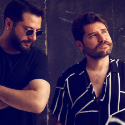 "Elimi tut' dedin, anlamadım..."