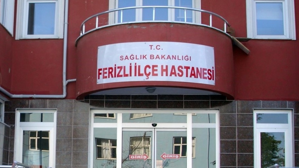 "Babamla ilgilenmiyorsunuz" deyip doktora saldırdılar!