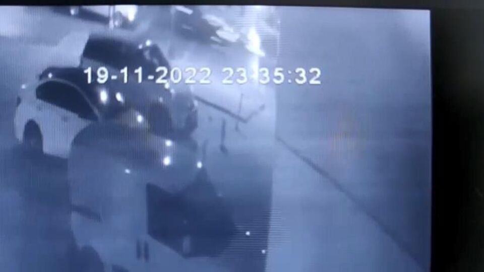 Kırmızı ışıkta çarpıp ölüme terk etti!