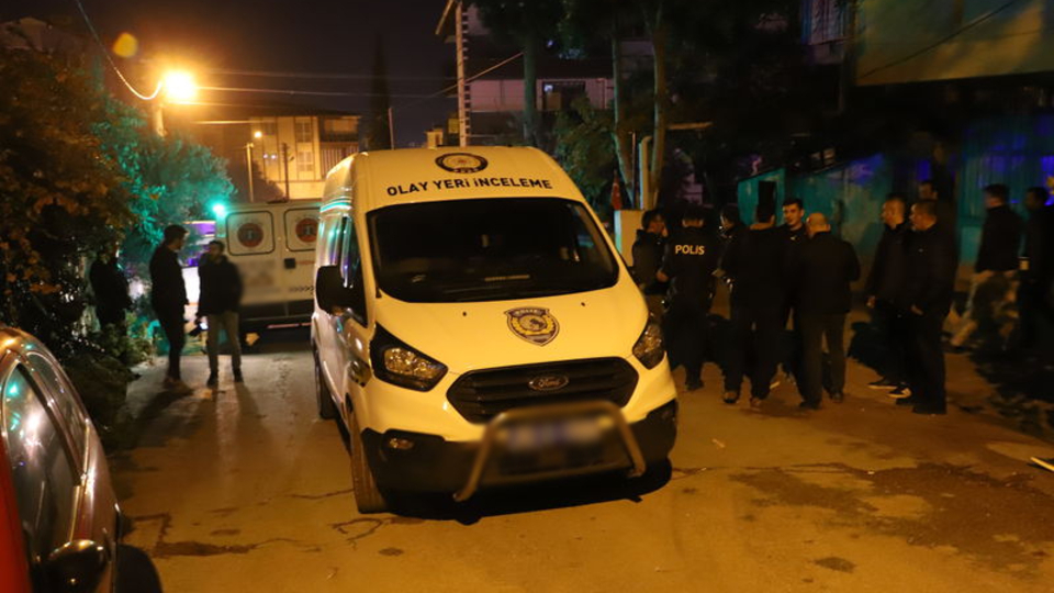 Karısını öldürüp kendisini ağır yaraladı