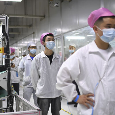 Çin'de fabrika çalışanları karantinayı protesto etti