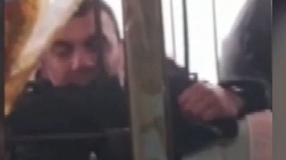 Nacaklı saldırgan! Kapıya dayandı