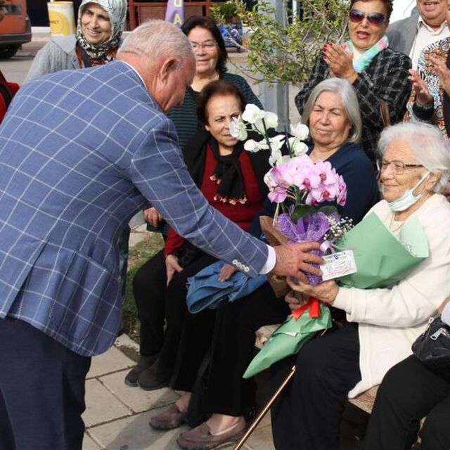 Emel öğretmene 55 yıllık sürpriz