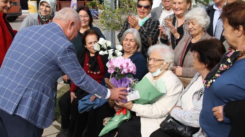 Emel öğretmene 55 yıllık sürpriz