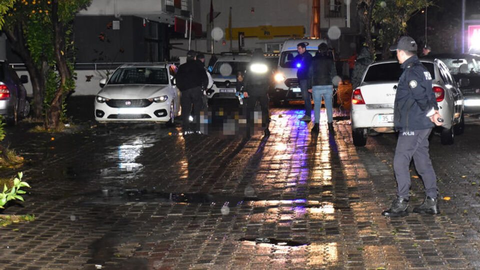 2 kişi öldürüldü! Sokakta çifte infaz!