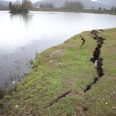 Düzce depreminde dikkat çeken çatlaklar!