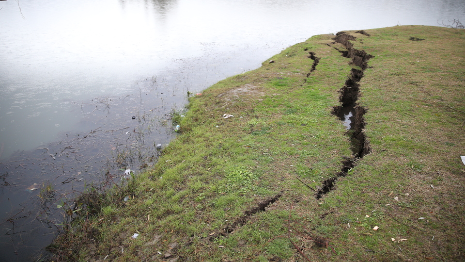 Düzce depreminde dikkat çeken çatlaklar!