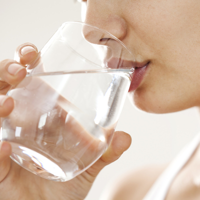 Az su içildiğinde vücutta neler oluyor?