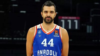 A.Efes eski oyuncusunu onurlandıracak