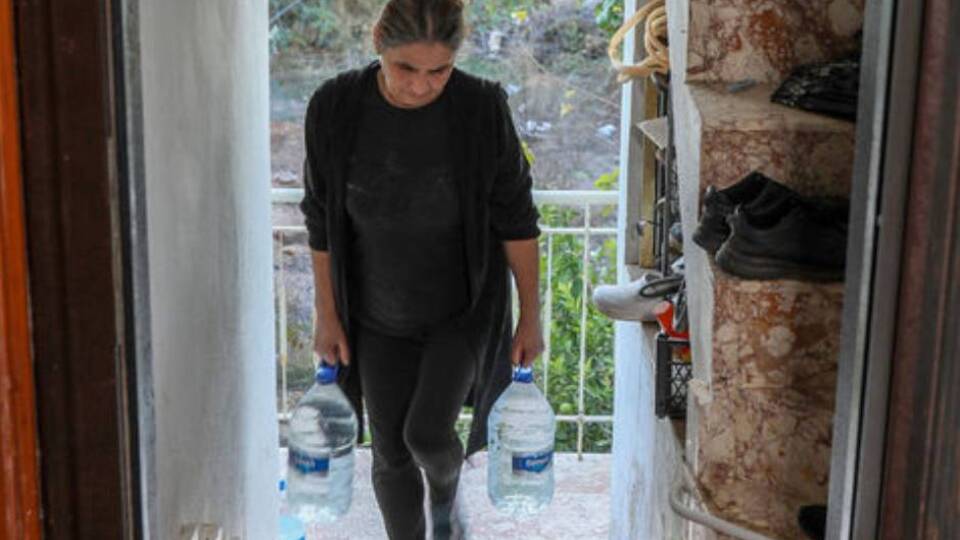 Ev sahibi suyu kesti, 15 gündür su taşıyor