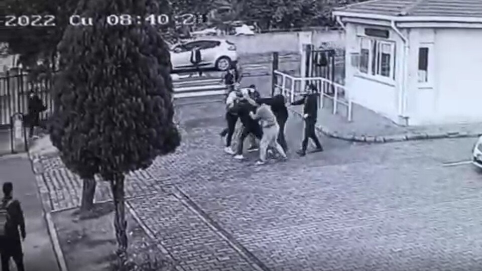 Okul bahçesinde öğretmene darp!