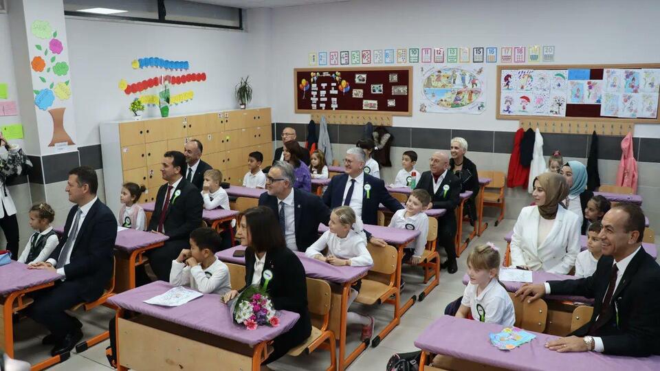 Acente toplantısı yerine okul yaptırdı