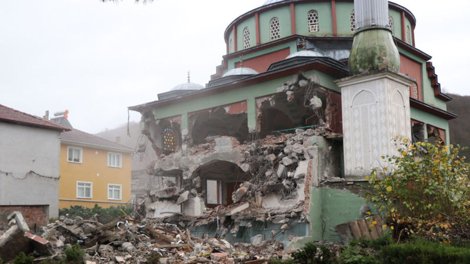 Düzce'de depremde hasar gören cami yıkılıyor