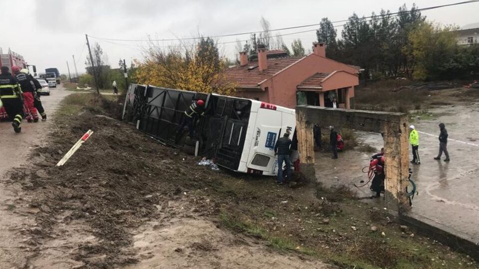 Yolcu otobüsü kaza yaptı! 33 yaralı