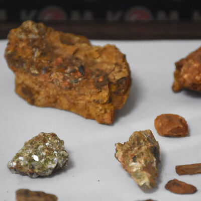 Definecilerin evinde çıktı! Elmastan daha değerli! 1185 gram Painite taşı!