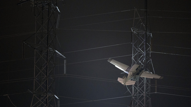 ABD'de küçük uçak yüksek gerilim hattına çarptı