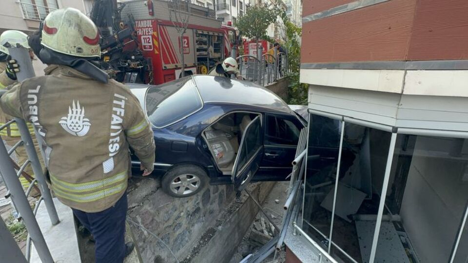 Minibüsle çarpıştı! Balkona düştü!