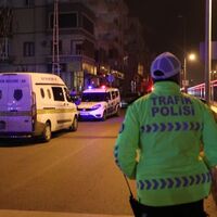 Uyuşturucu satıcılarının açtığı ateşte 2 polis yaralandı