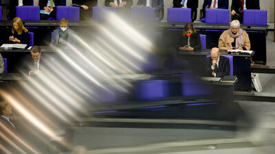 Almanya'da tedbirler Meclis'i de etkiledi