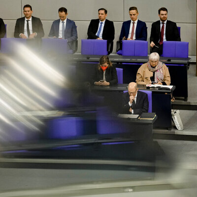 Almanya'da tedbirler Meclis'i de etkiledi