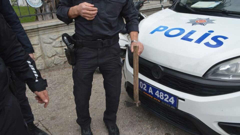 Adliye önünde bıçaklı, baltalı kavga: Yaralılar var