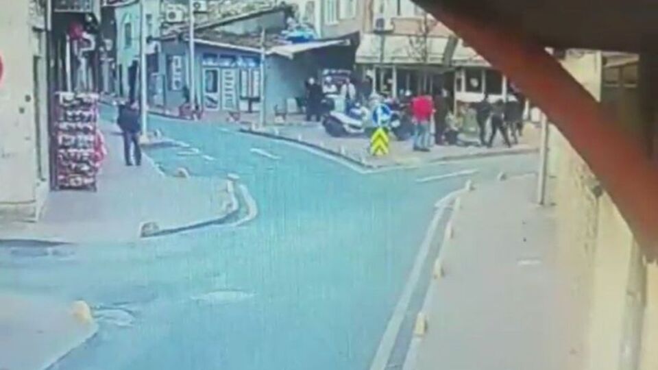 Kavgayı ayırmak istemişti! Dehşet anı kamerada!