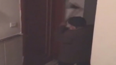 Baltayla kapıyı kıran ev sahibi ifadesini değiştirdi!