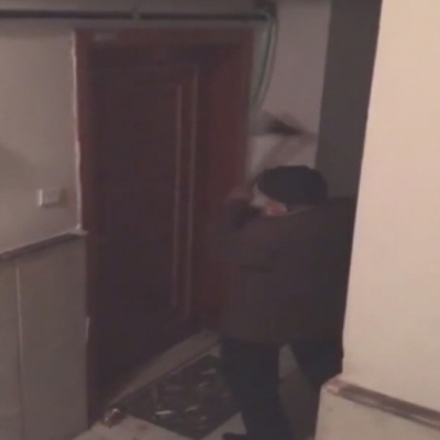 Baltayla kapıyı kıran ev sahibi ifadesini değiştirdi!