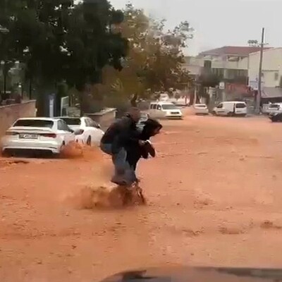 Antalya'da caddeler sel sularıyla kaplandı!
