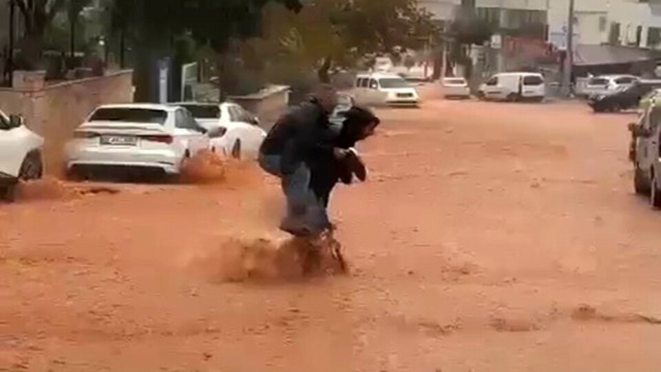 Antalya'da caddeler sel sularıyla kaplandı!