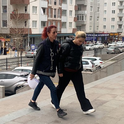 Sahte doktor yine hayrete düşürdü! Kendine çelenk yaptırmış