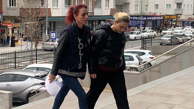 Sahte doktor yine hayrete düşürdü! Kendine çelenk yaptırmış