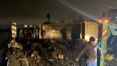 Bağcılar'da hafriyat kamyonu devrildi