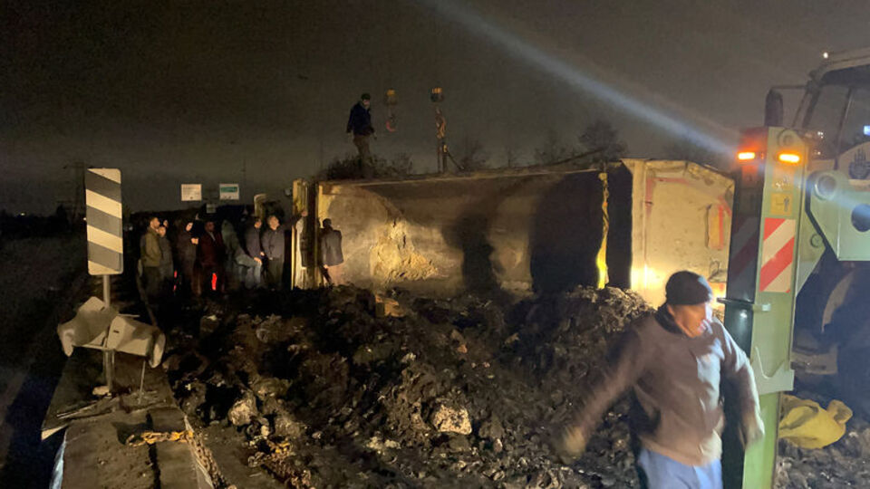 Bağcılar'da hafriyat kamyonu devrildi