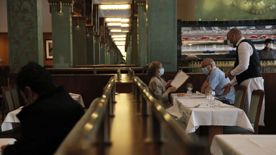 Fransa'da başörtülü kadını restorana almayan işletmeciye ceza