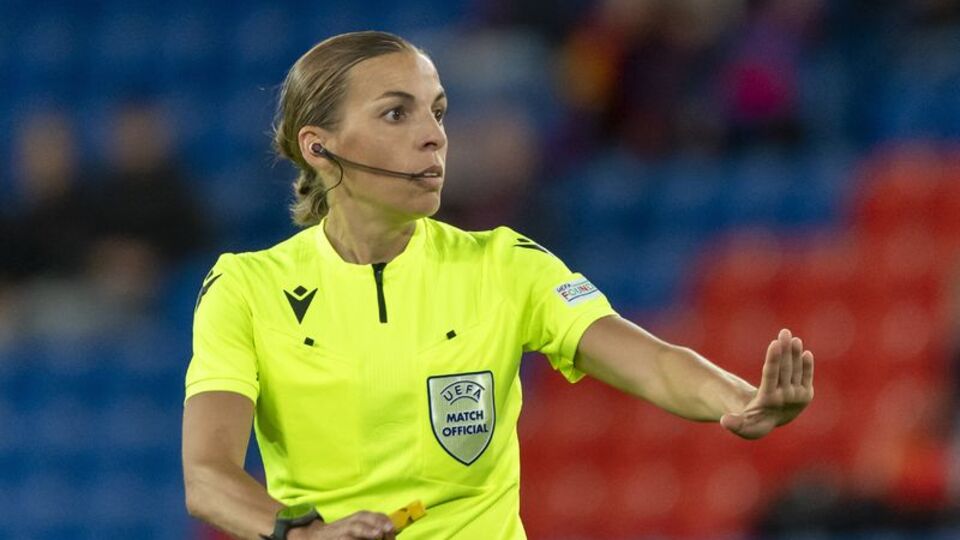 Dünya Kupası'nda ilk kadın hakem!